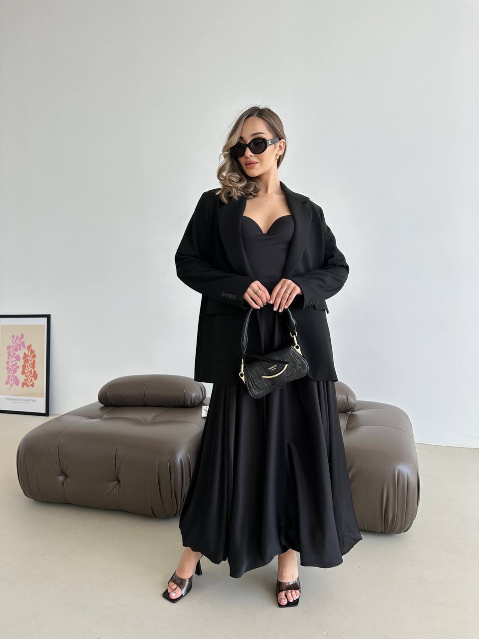 Довга шовкова спідниця чорного кольору 32980