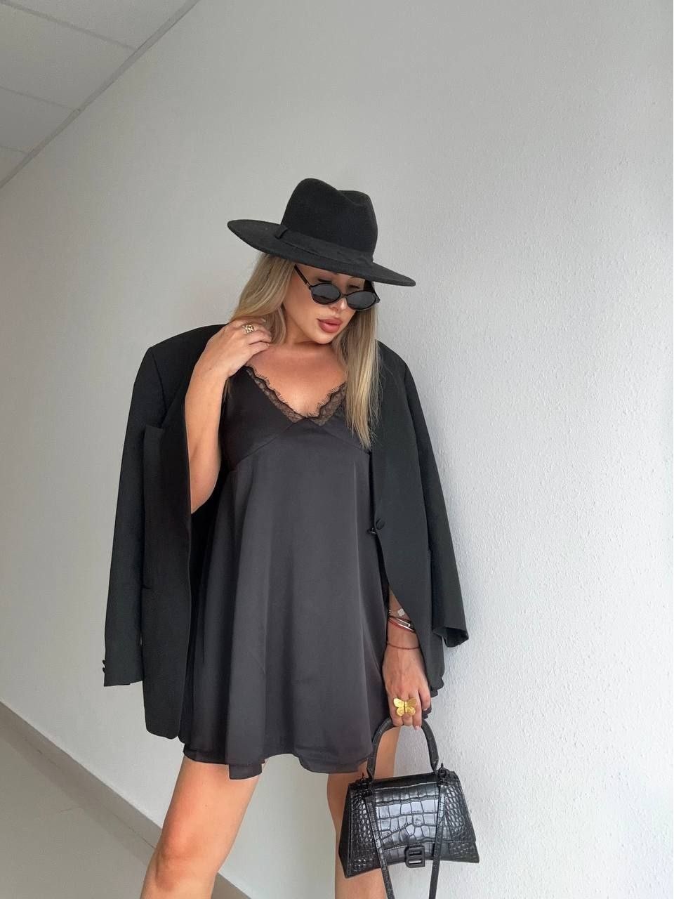 Шовкова сукня-комбінація міні чорного кольору 32447