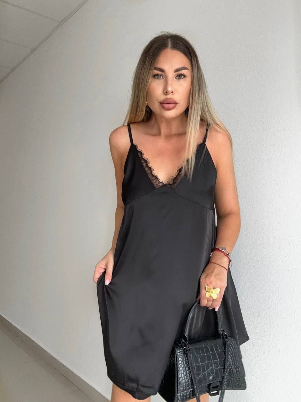 Шовкова сукня-комбінація міні чорного кольору 32447
