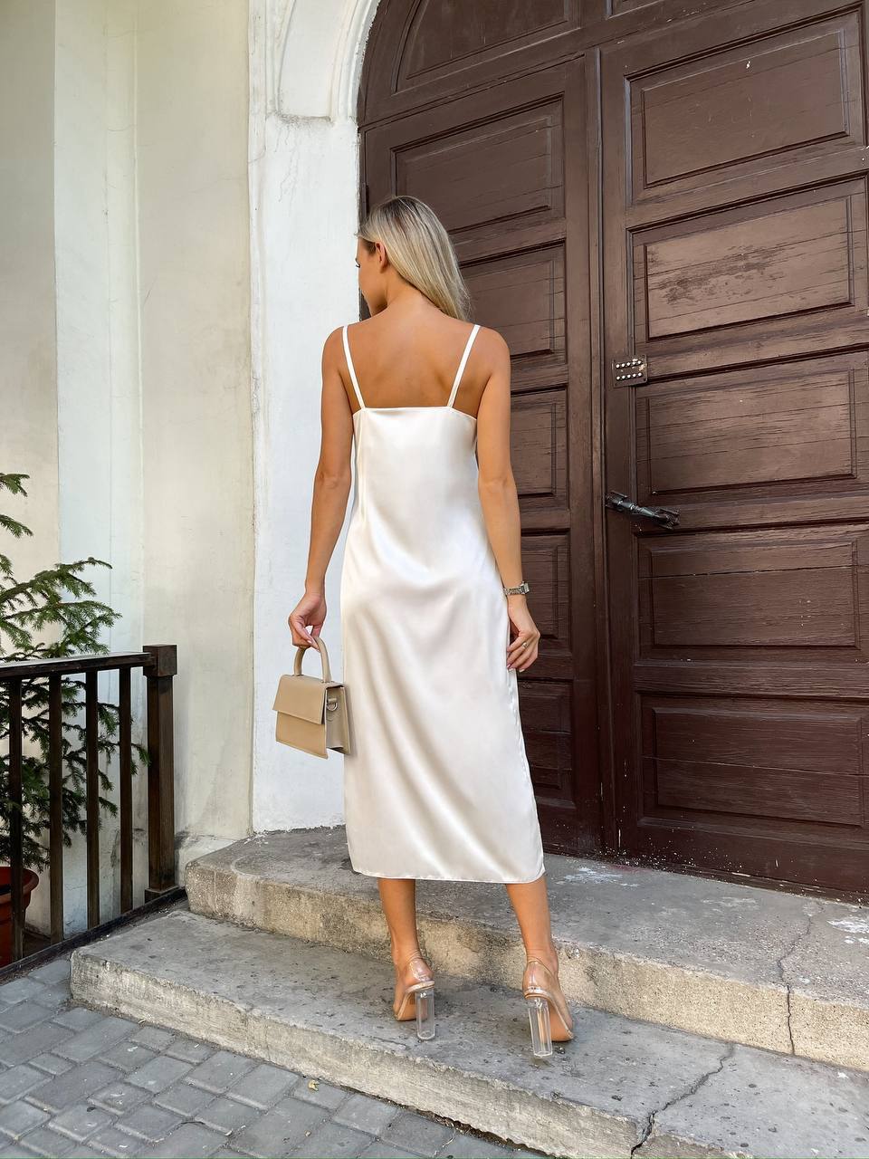 Шовкова сукня міді на бретельках молочного кольору 33527