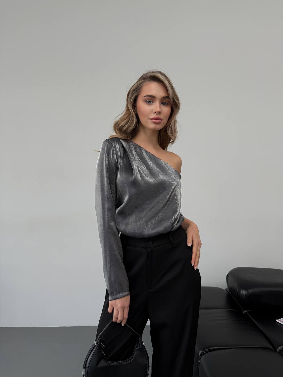 Шелковый боди на одно плечо серебристого цвета 30321