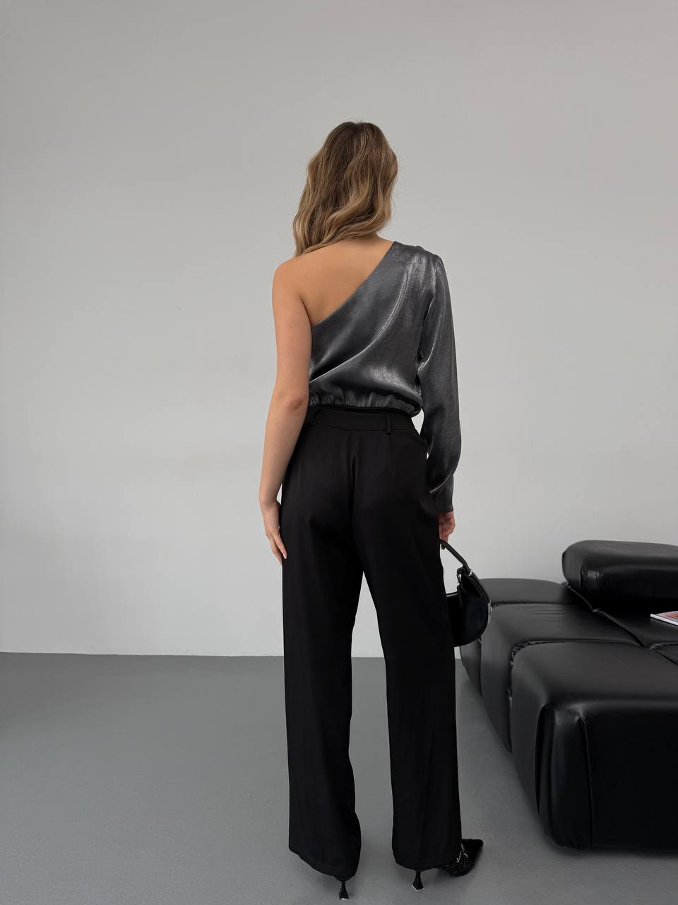 Шелковый боди на одно плечо серебристого цвета 30321