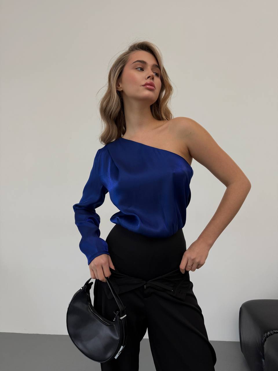 Шовковий боді на одне плече синього кольору 30320