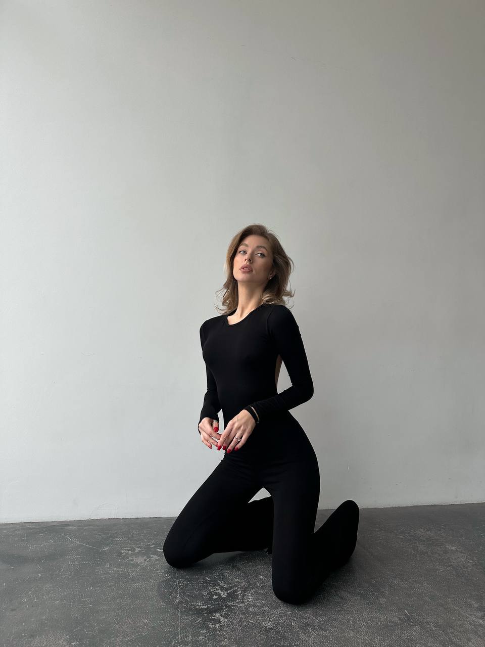 Шикарний комбінезон із відкритою спинкою чорного кольору 28821