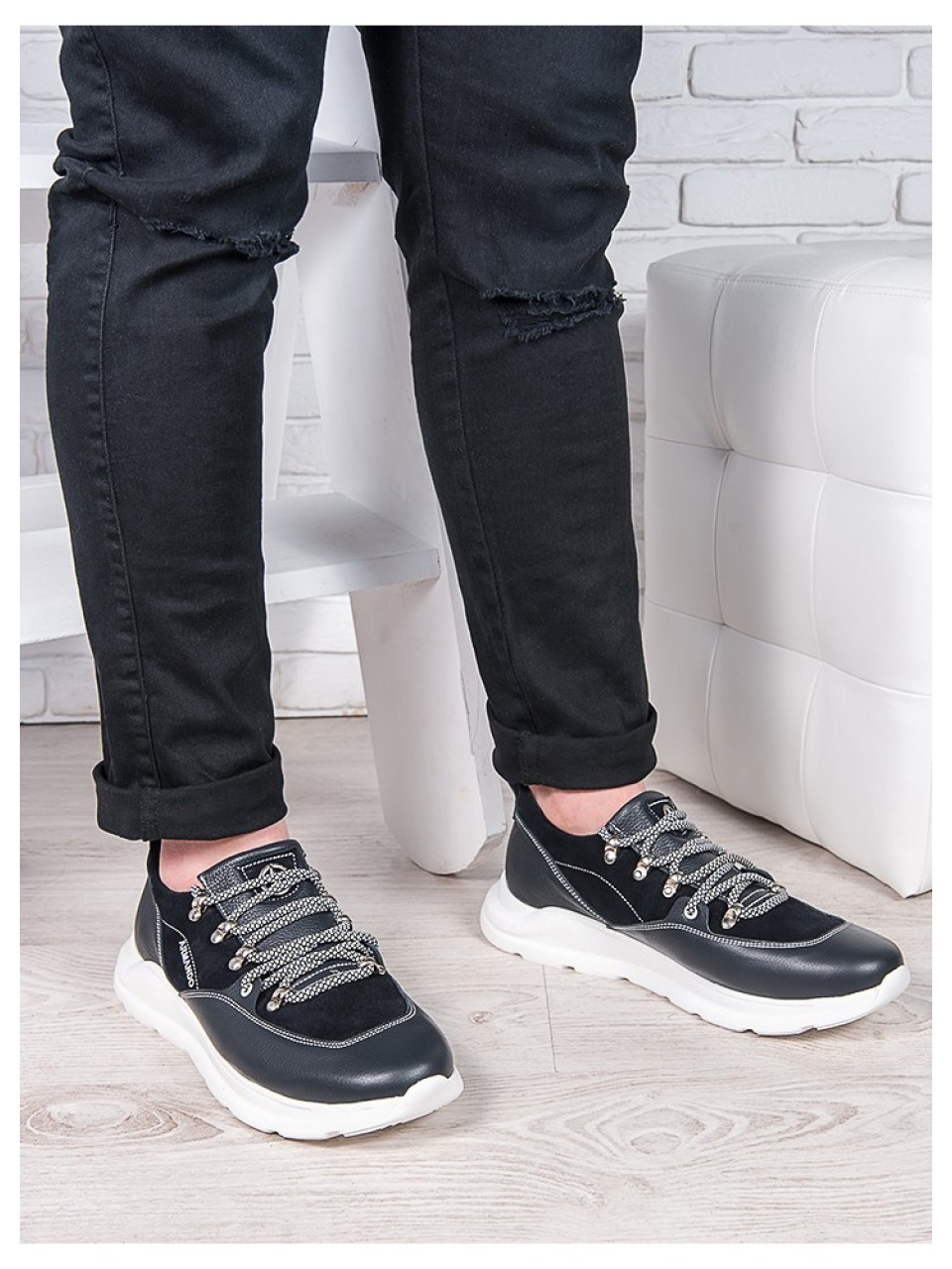 Шкіряні чоловічі кросівки з білою підошвою темно синього кольору 35559