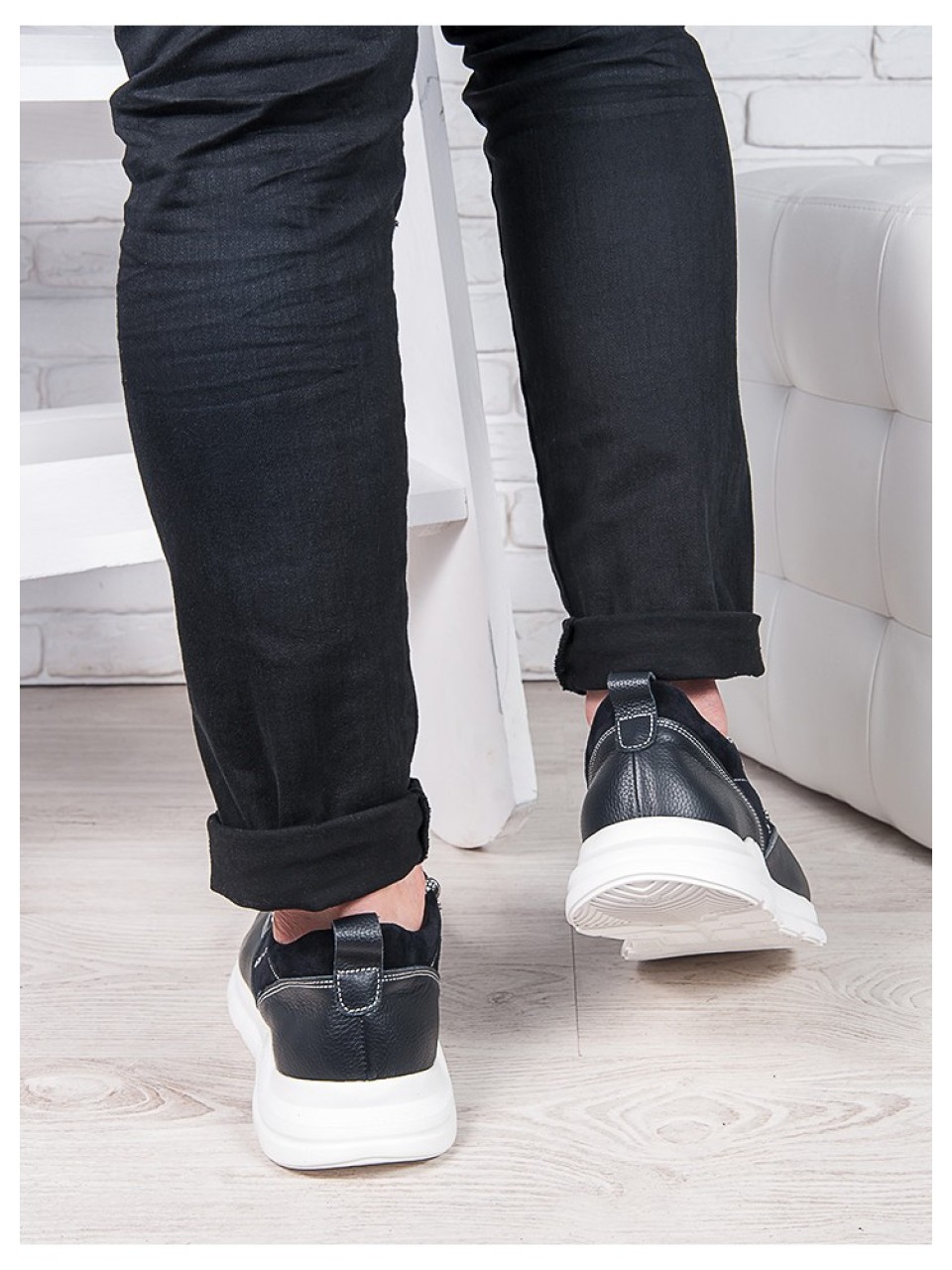 Шкіряні чоловічі кросівки з білою підошвою темно синього кольору 35559