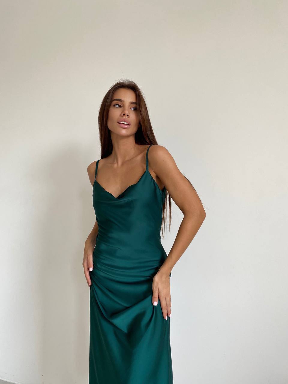 Шелковое платье миди изумрудного цвета 33984