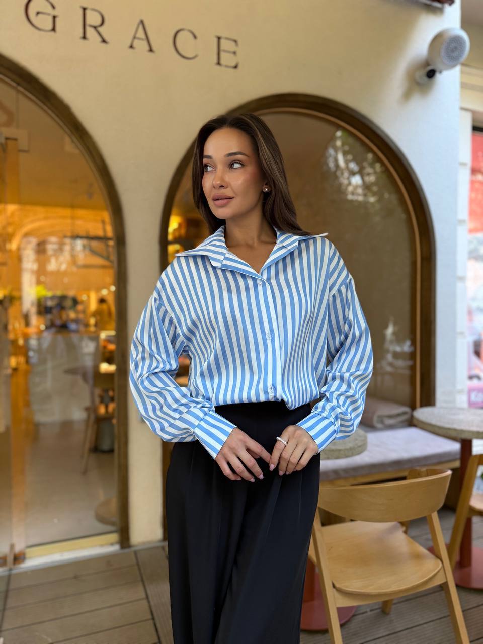 Шовкова жіноча сорочка у смужку блакитного кольору 33927