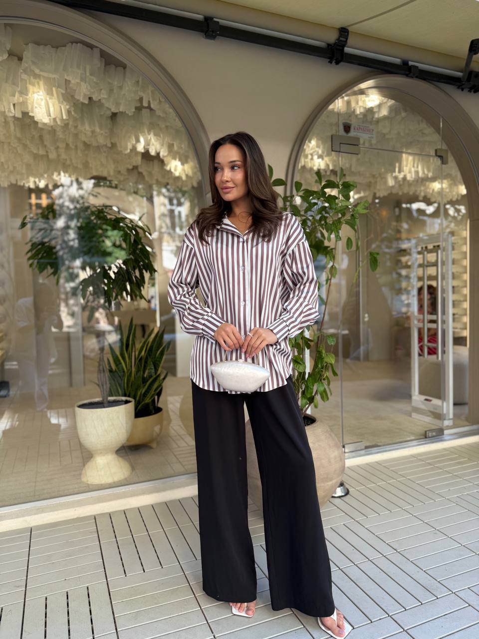 Шовкова жіноча сорочка у смужку коричневого кольору 33929