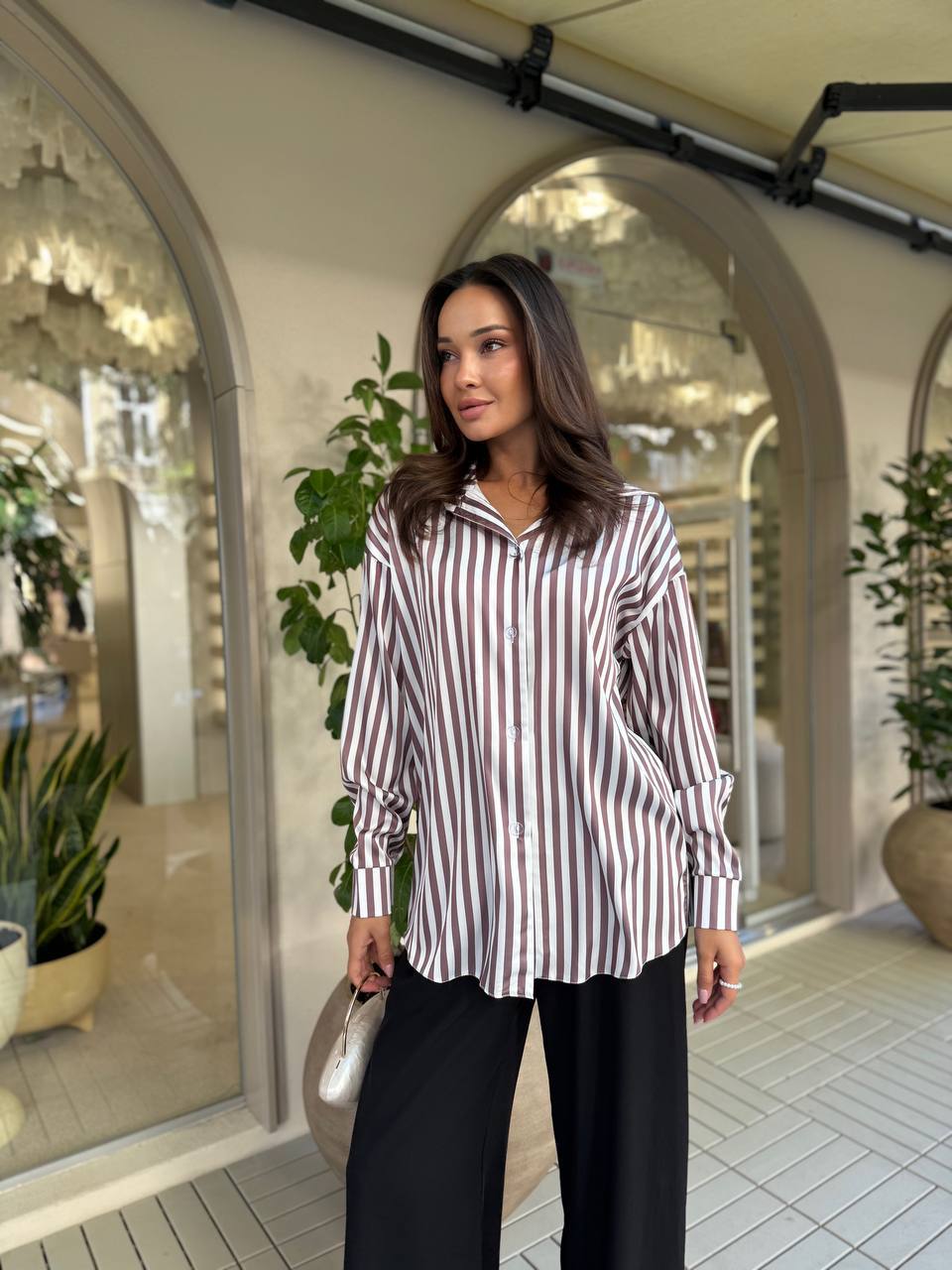 Шовкова жіноча сорочка у смужку коричневого кольору 33929