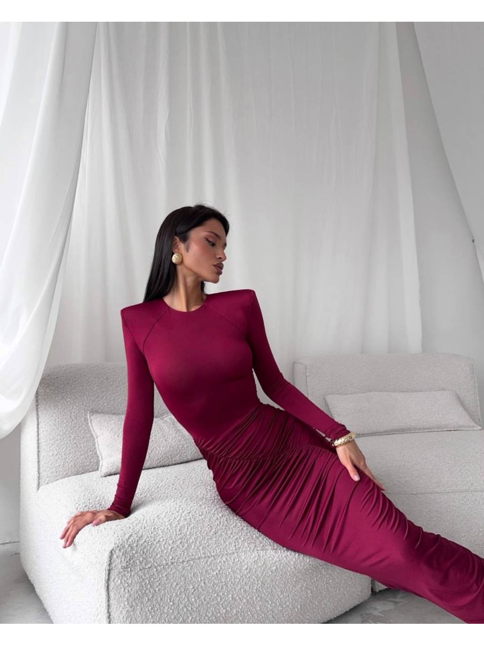 Силуэтное вечернее платье миди бордового цвета 36037