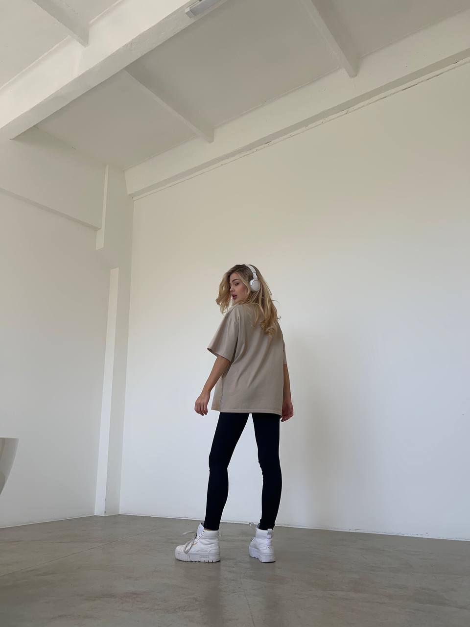 Стильная хлопковая футболка с надписью бежевого цвета 28854