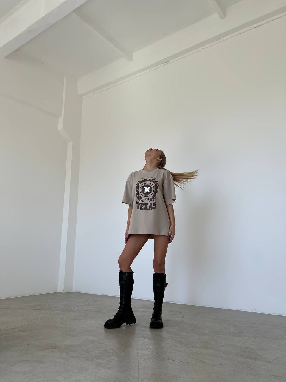 Стильная хлопковая футболка с надписью бежевого цвета 28854