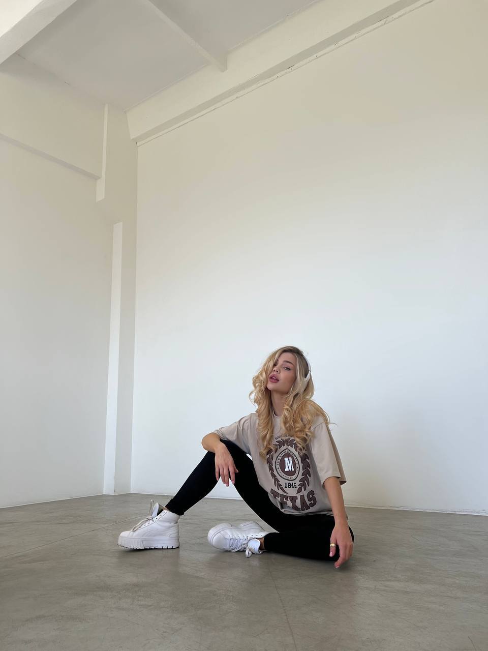 Стильная хлопковая футболка с надписью бежевого цвета 28854