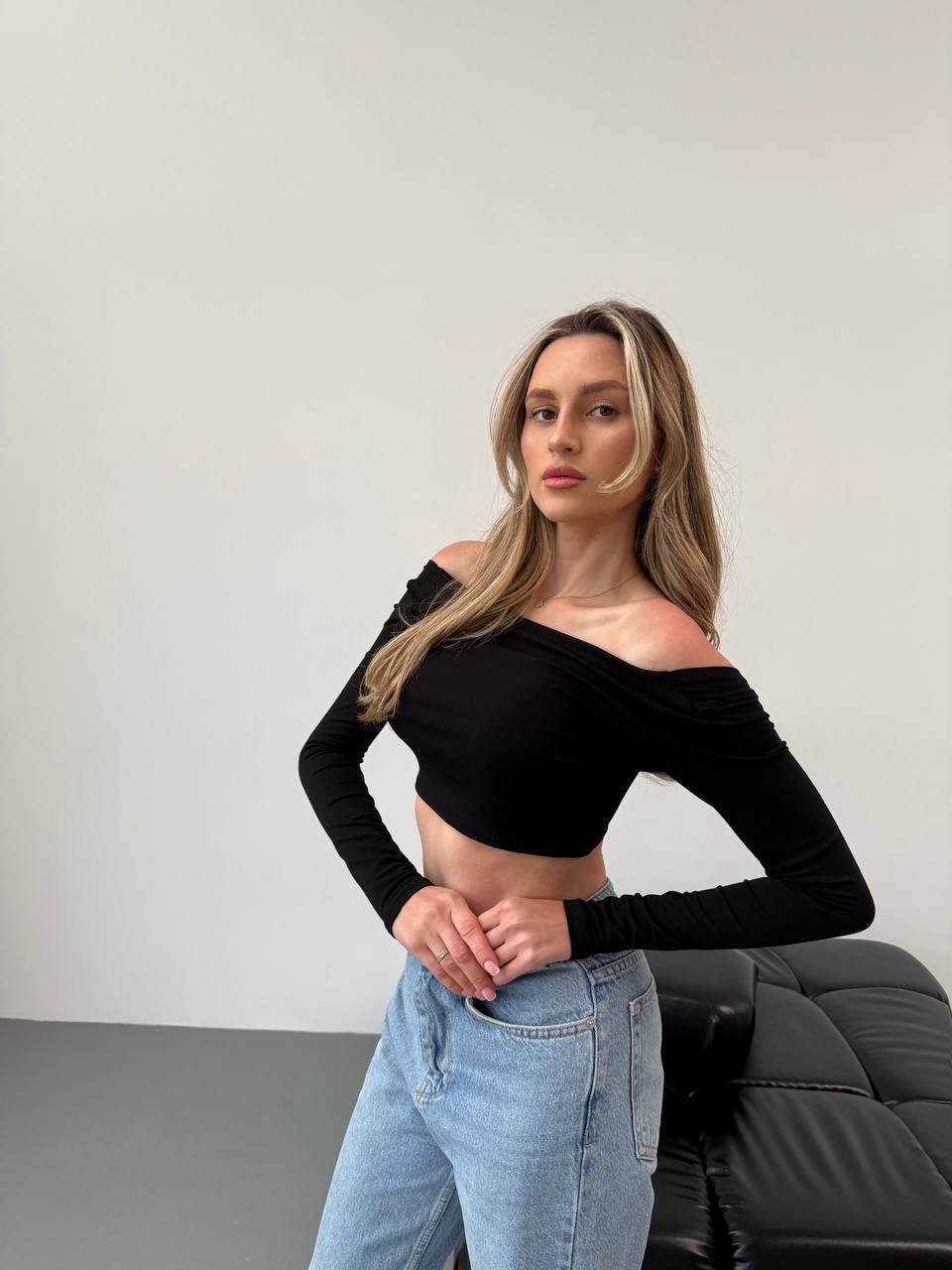 Стильний топ із рукавом чорного кольору 28834