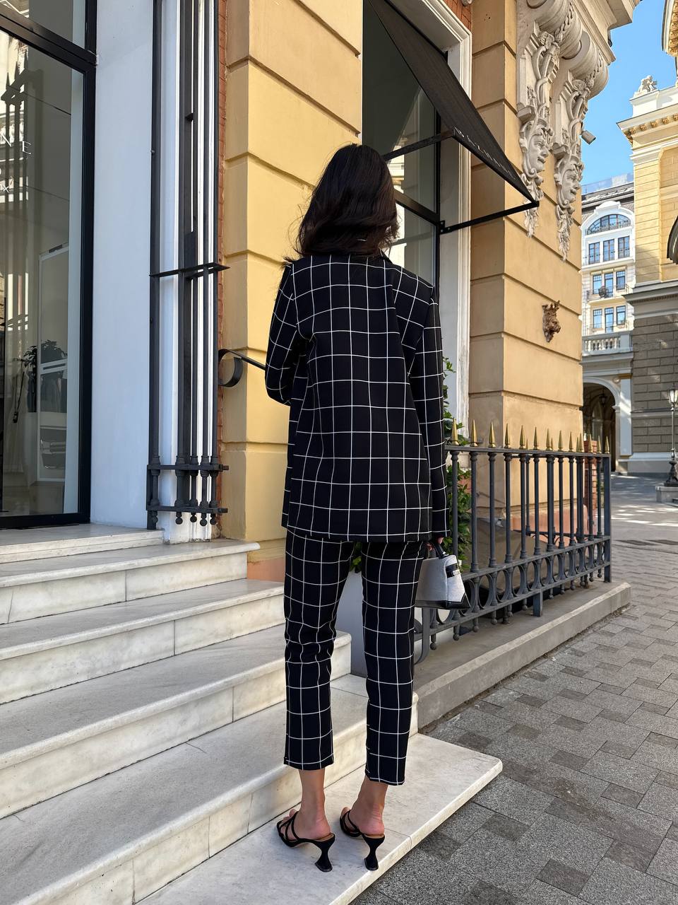 Стильний жіночий костюм в клiтину чорного кольору 34082