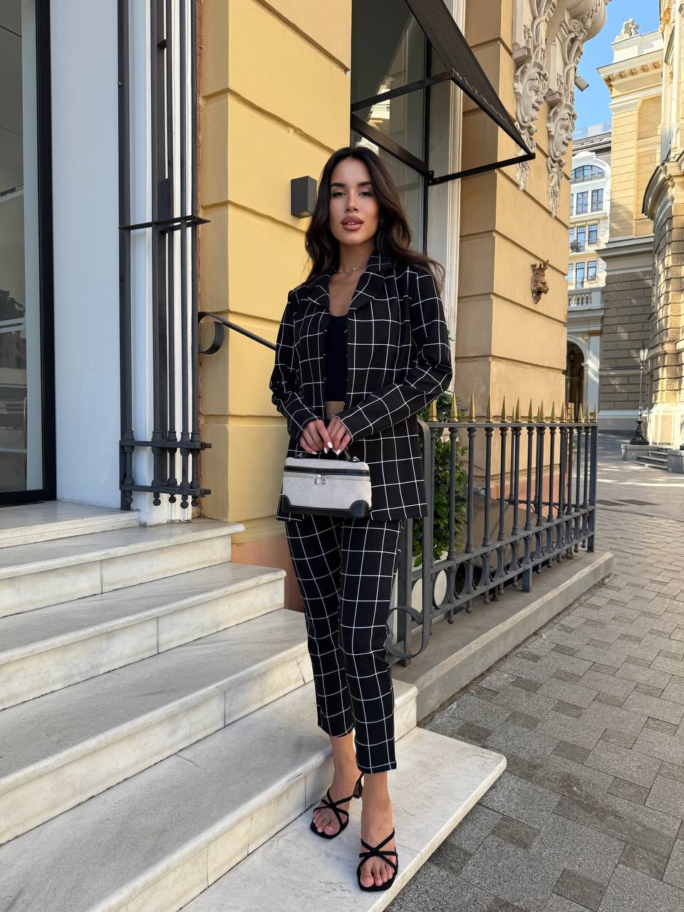 Стильний жіночий костюм в клiтину чорного кольору 34082