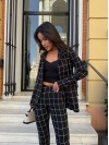 Стильний жіночий костюм в клiтину чорного кольору 34082