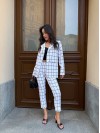 Стильний жіночий костюм в клiтину молочного кольору 34081