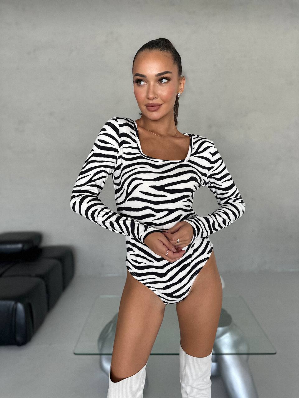 Стильный боди с рукавом на микро-флисе цвета зебры 28934