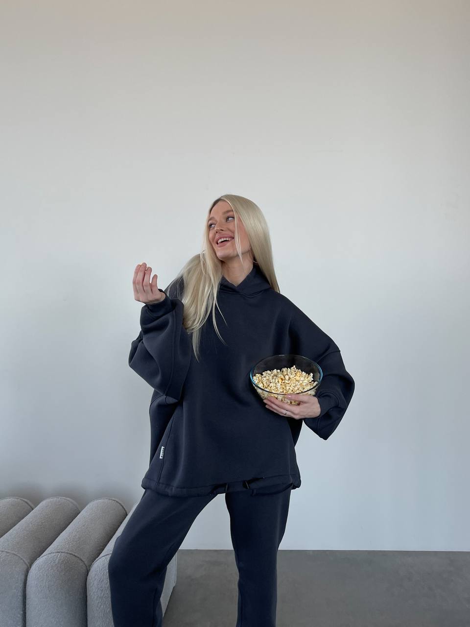 Стильний та вільний худі з вишивкою "Mriya" графітового кольору 29054