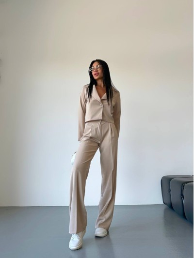 Стильний класичний костюм бежевого кольору 31839