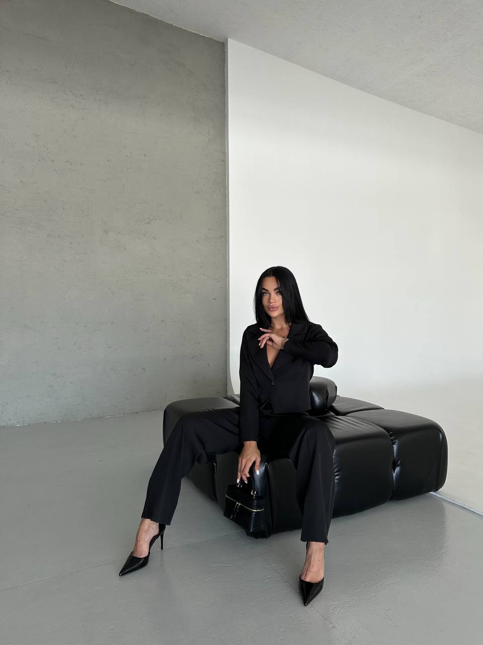 Стильний класичний костюм чорного кольору 29008