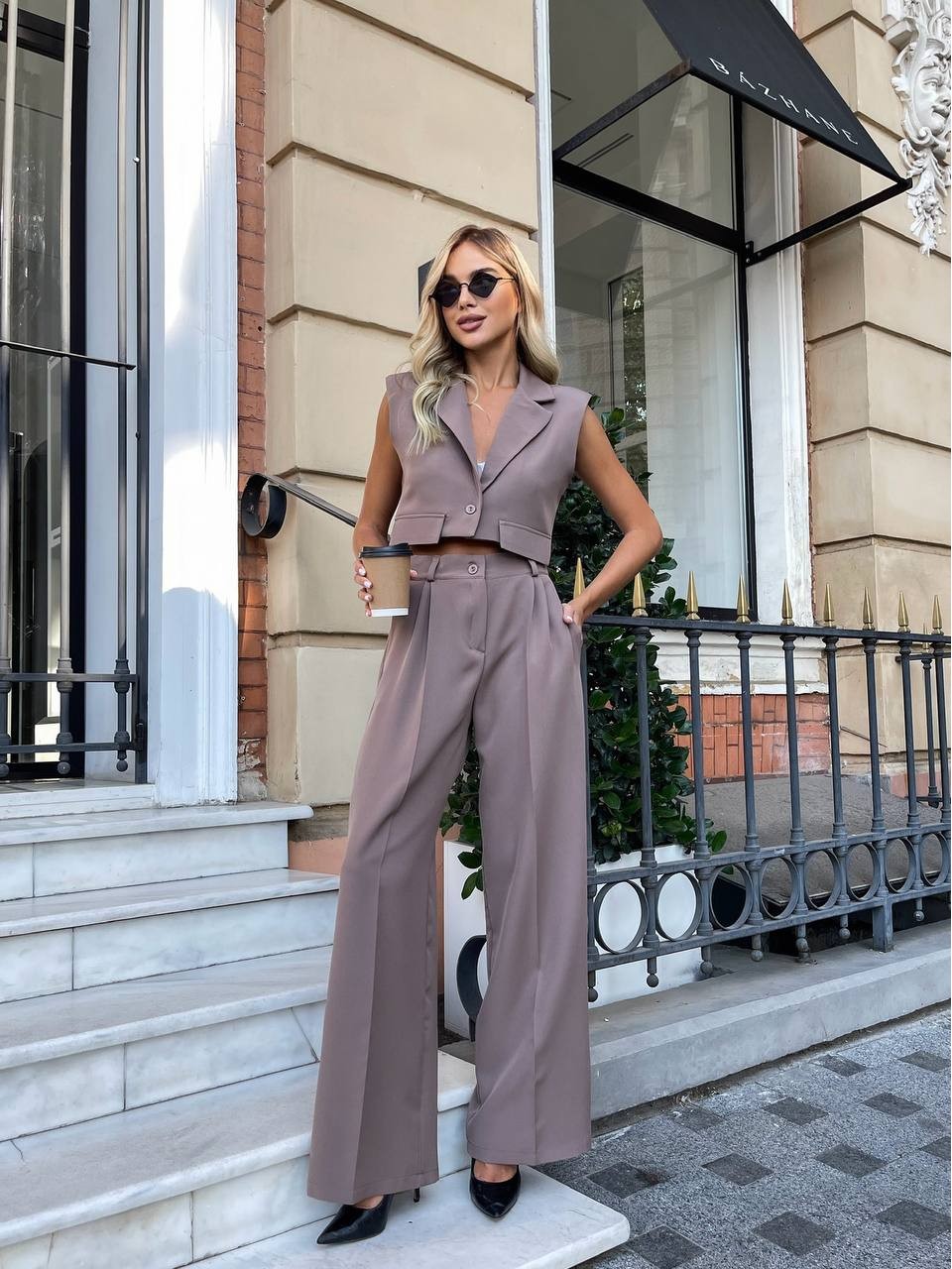 Стильний класичний костюм кавового кольору 28741