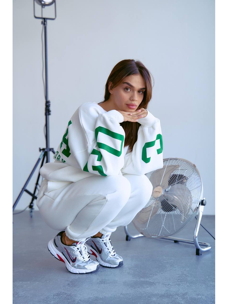 Стильний світшот на флісі з написом молочного кольору 28971