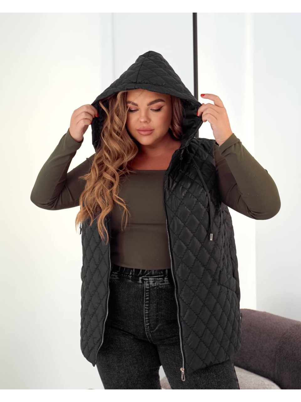 Стьобана жіноча жилетка чорного кольору 34458