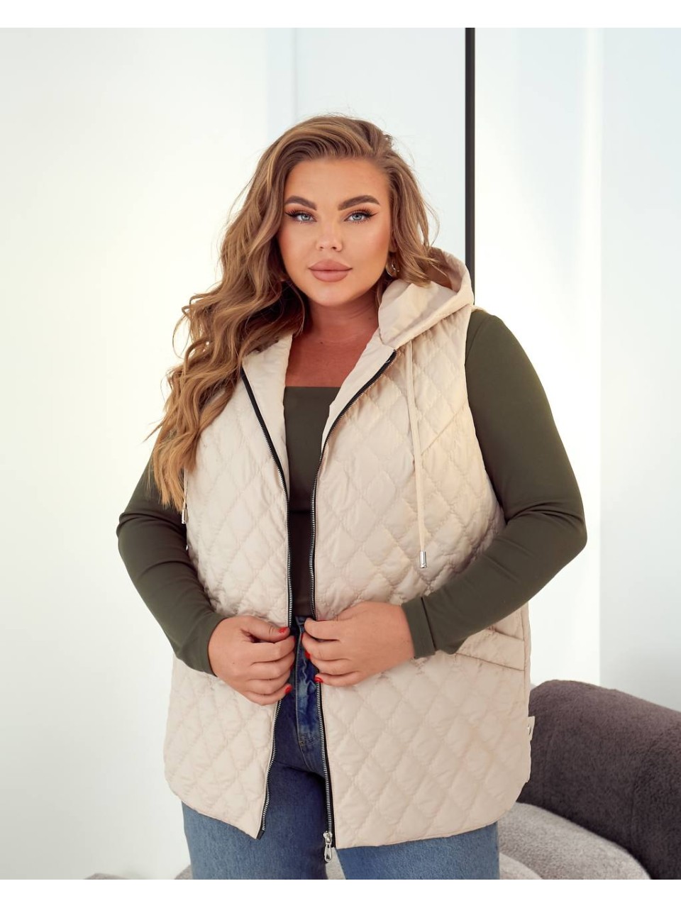 Стьобана жіноча жилетка молочного кольору 34460