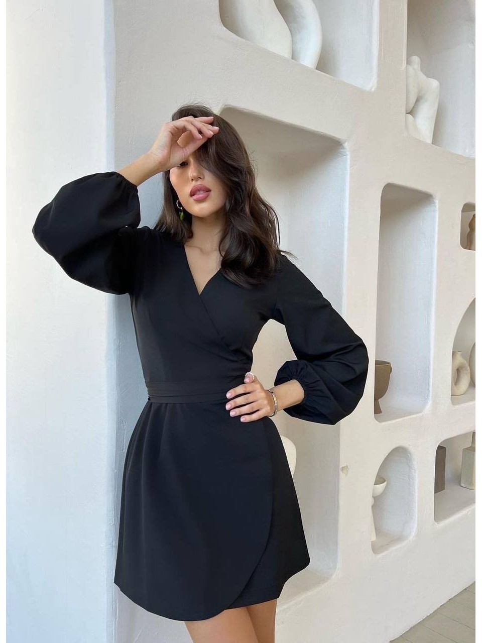Сукня міні на запах чорного кольору 34552