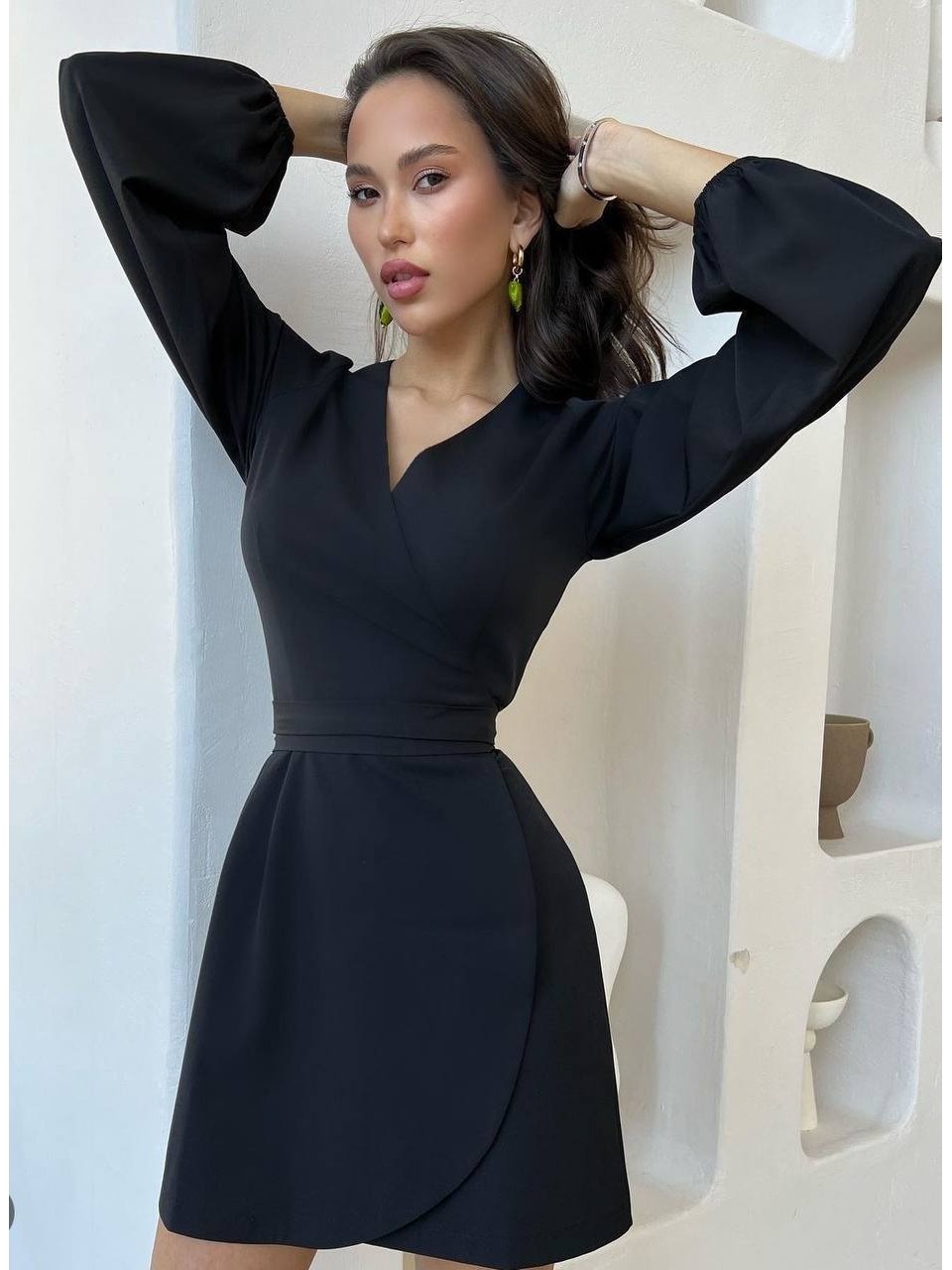 Сукня міні на запах чорного кольору 34552