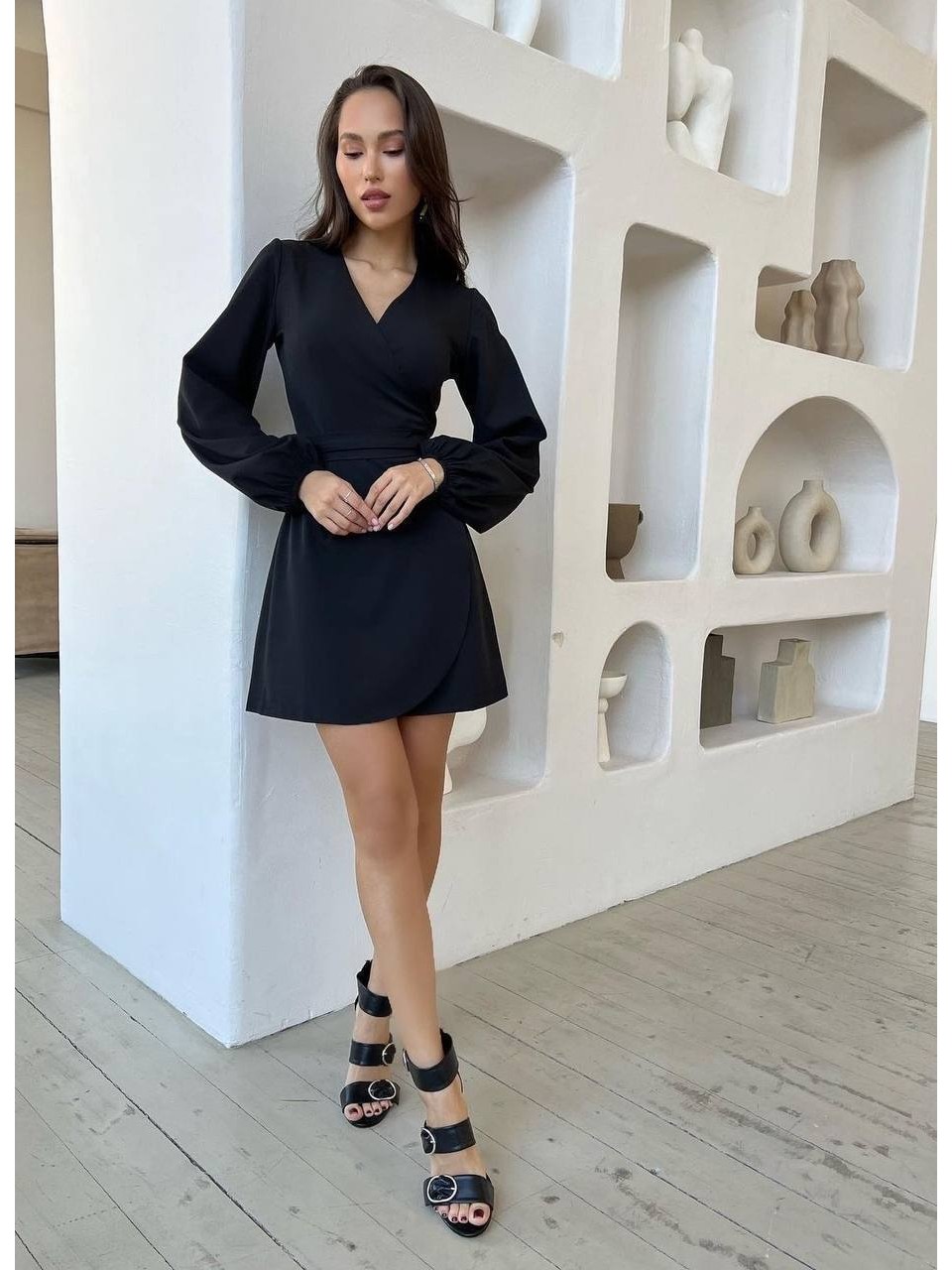 Сукня міні на запах чорного кольору 34552