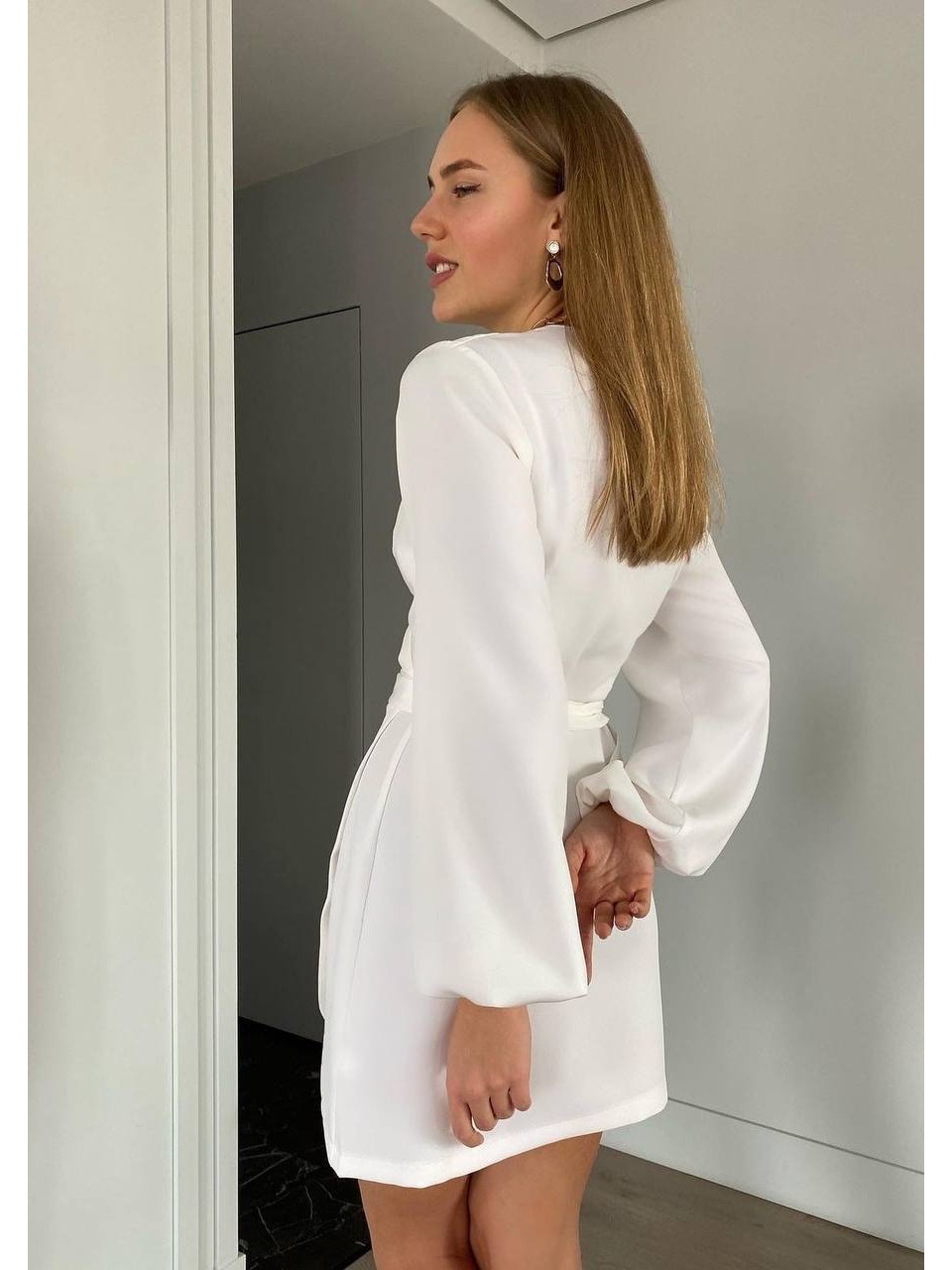 Сукня міні на запах молочного кольору 34550