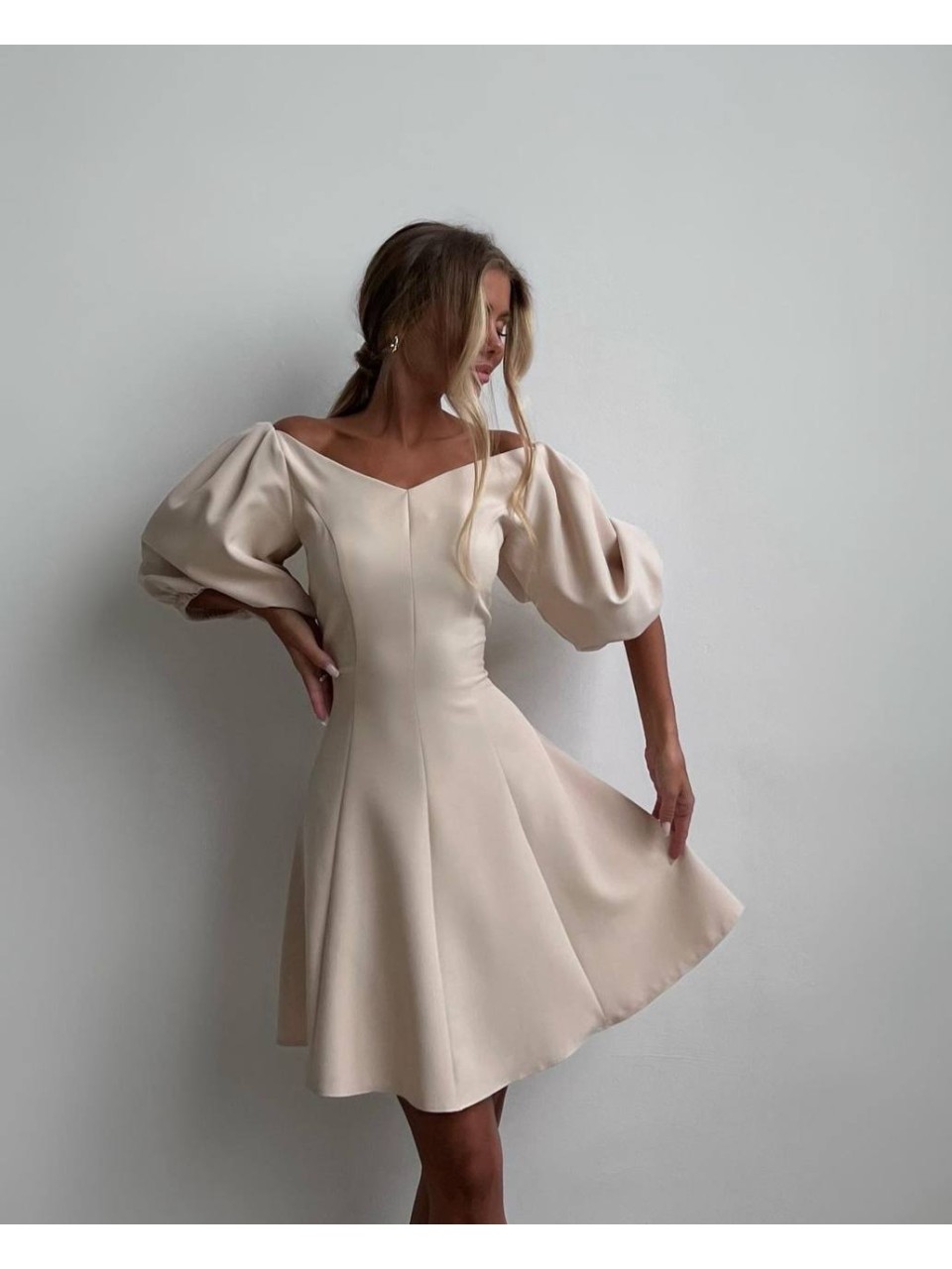Платье мини с пышным рукавом бежевого цвета 34613