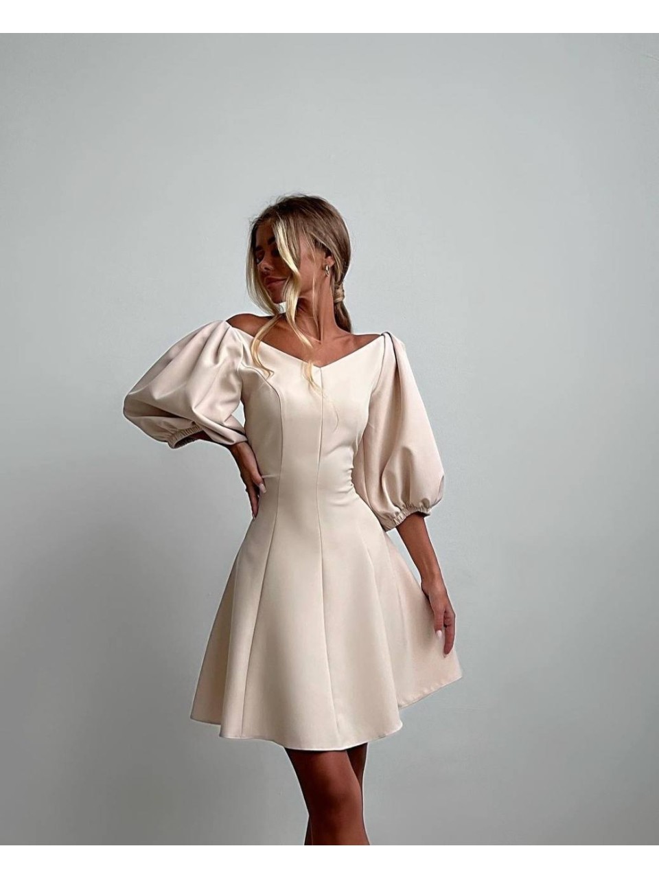 Платье мини с пышным рукавом бежевого цвета 34613