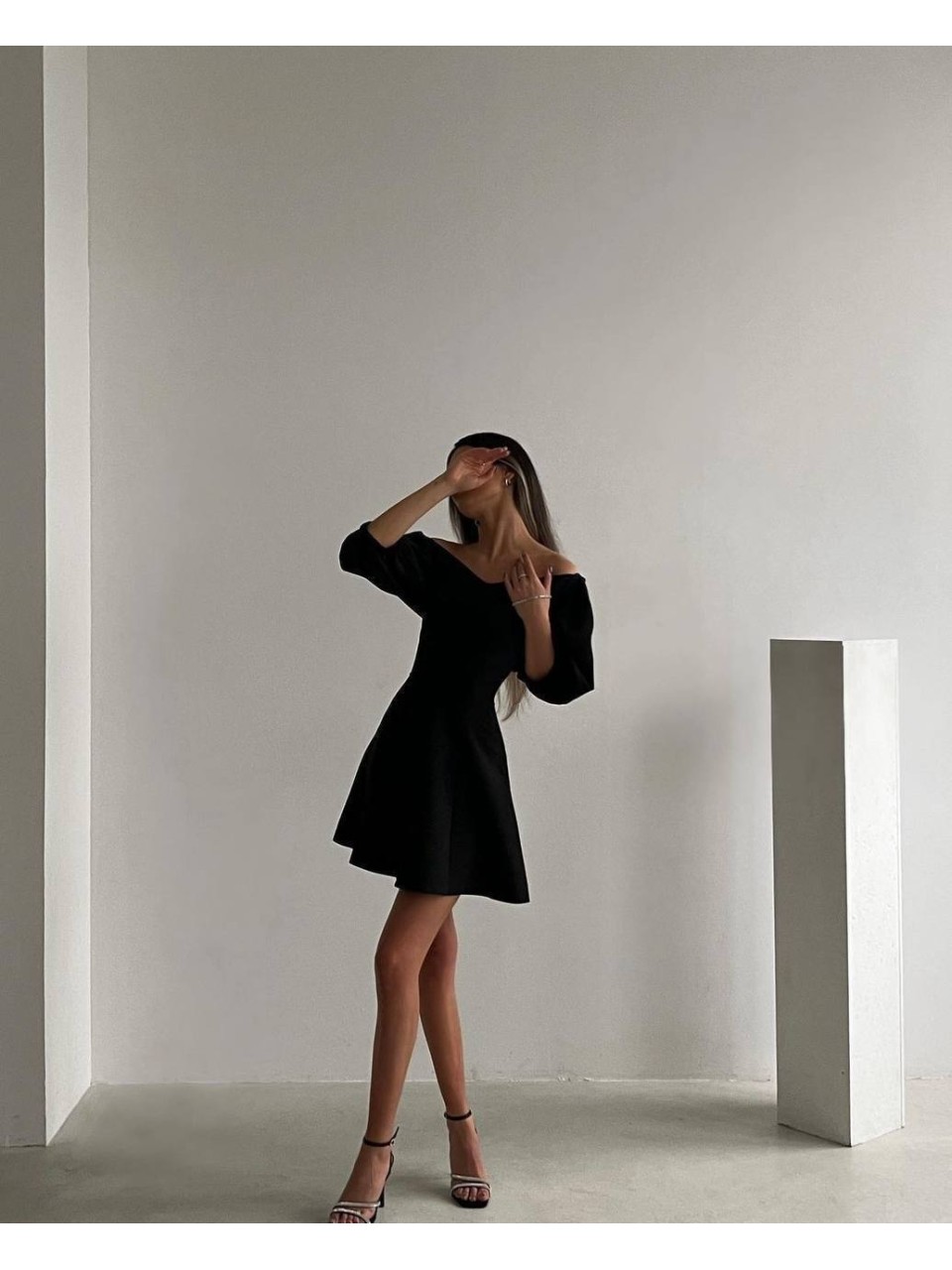 Платье мини с пышным рукавом черного цвета 34612