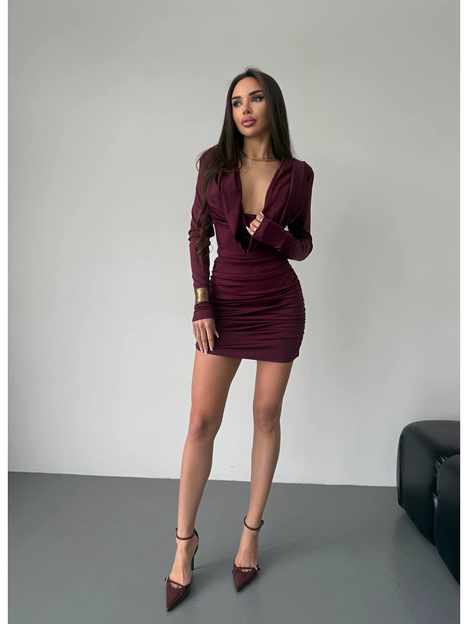 Платье мини с выраженным декольте бордового цвета 36053