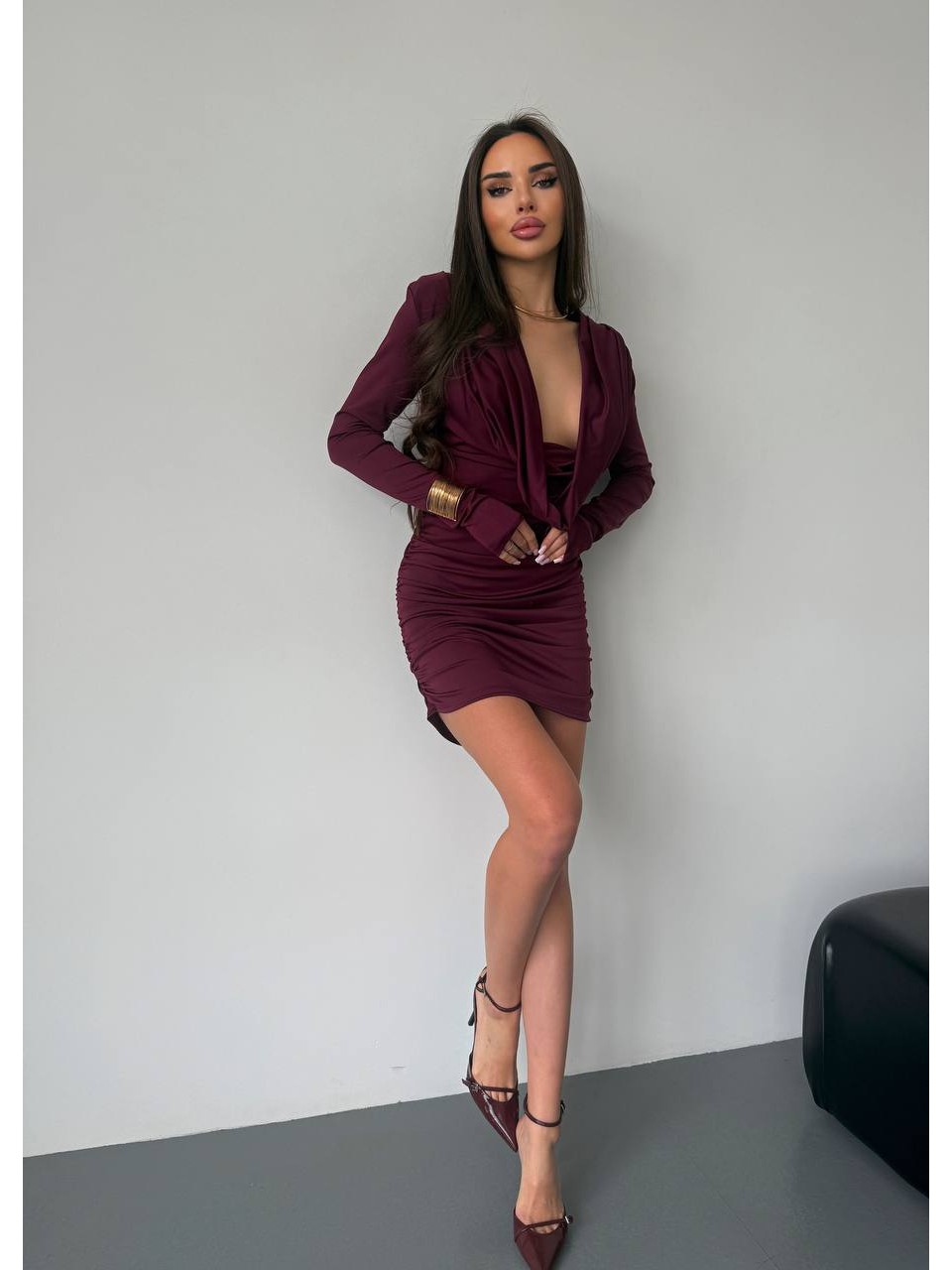 Платье мини с выраженным декольте бордового цвета 36053