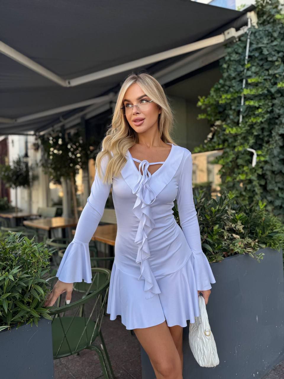 Платье мини с воланами молочного цвета 35343