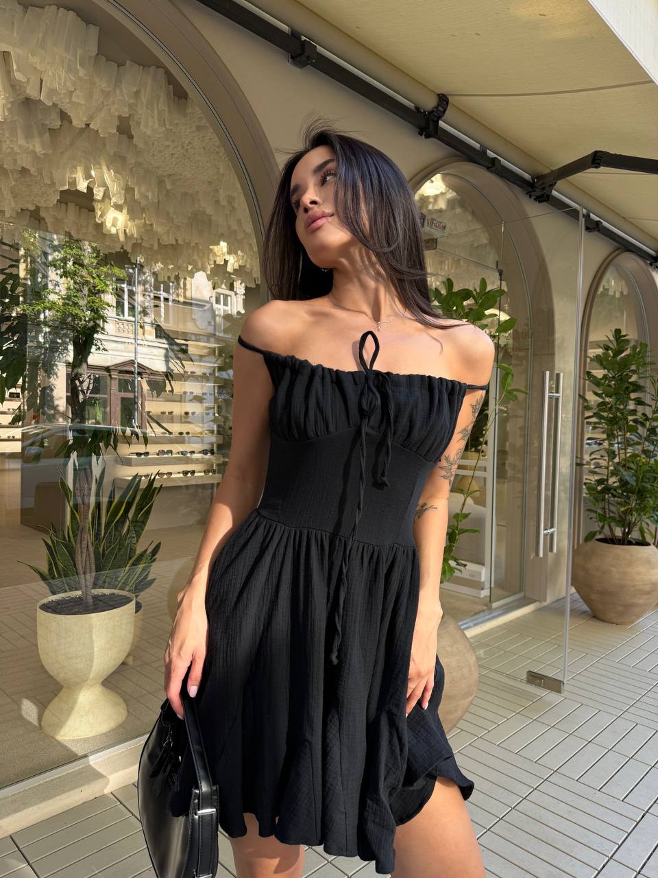 Платье на бретельках мини черного цвета 33779