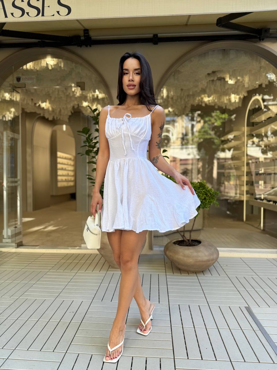 Платье на бретельках мини белого цвета 33780
