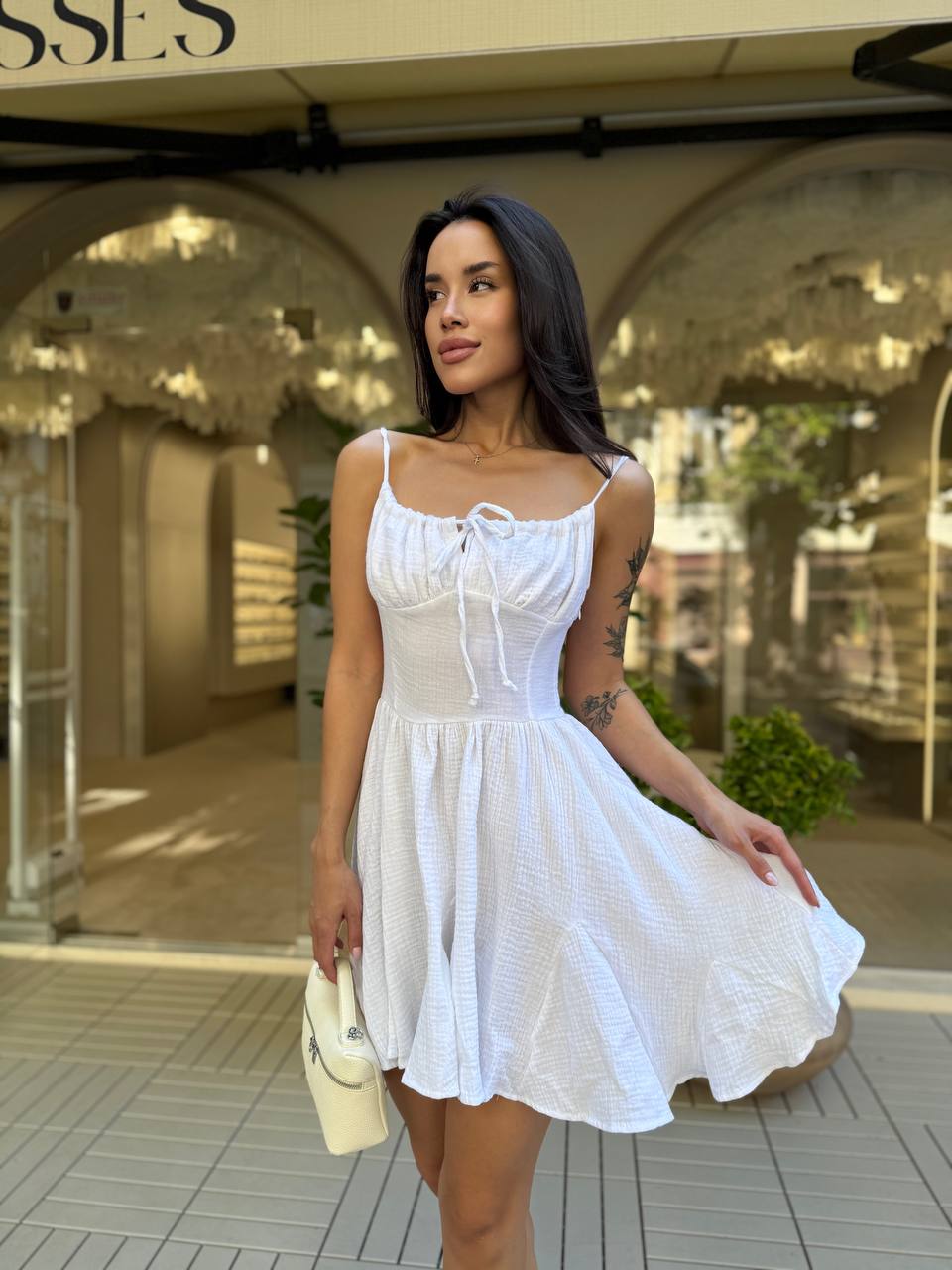 Платье на бретельках мини белого цвета 33780