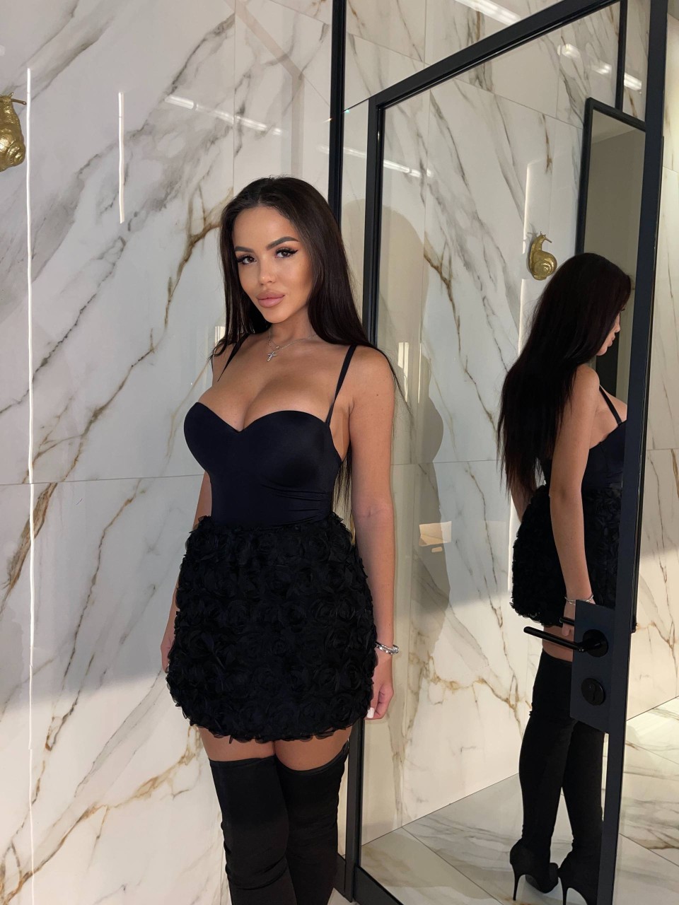 Святкова декорована розами спідниця чорного кольору 35907