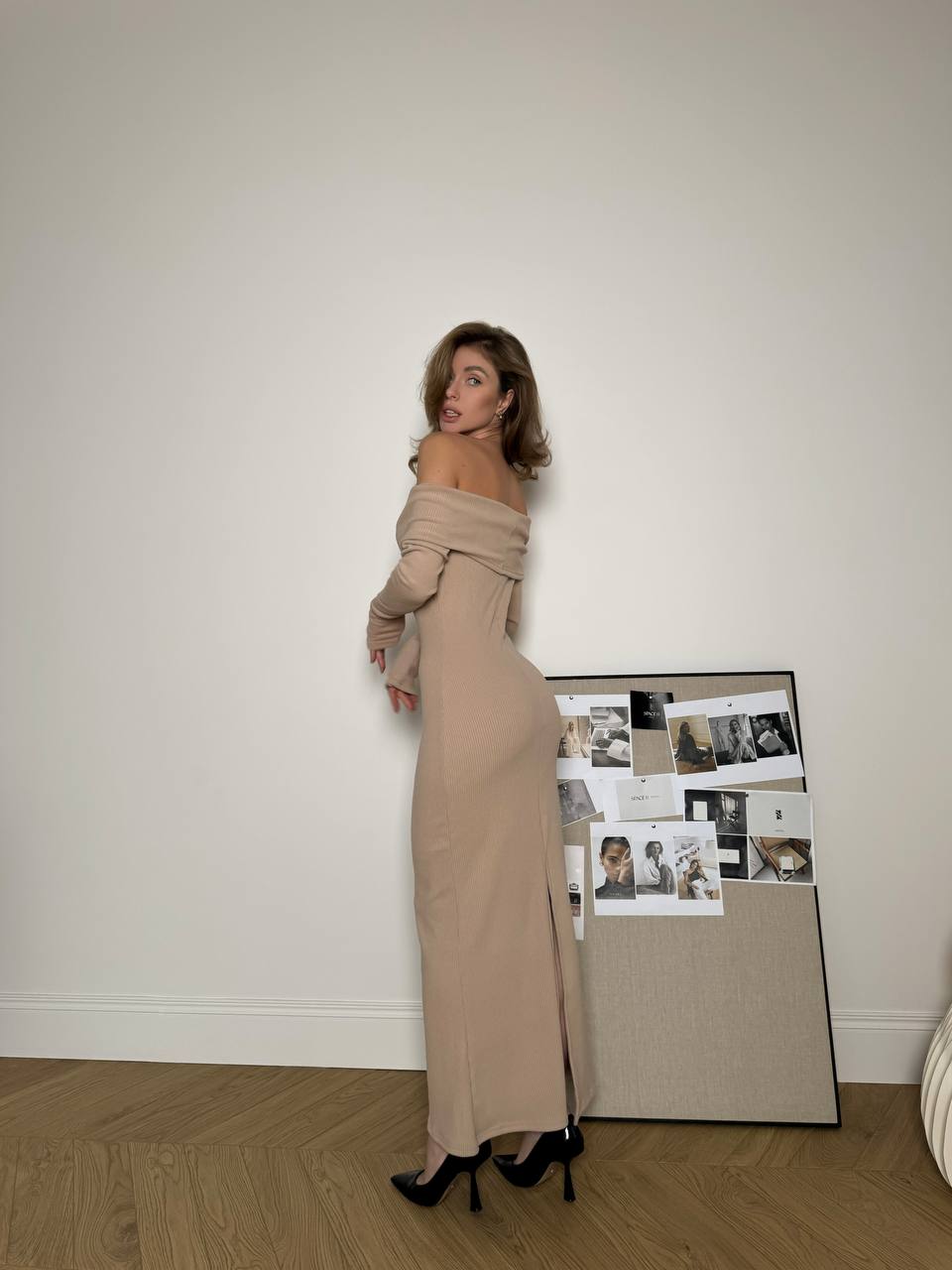 Тепла сукня максі зi спущеними плечима бежевого кольору 35495