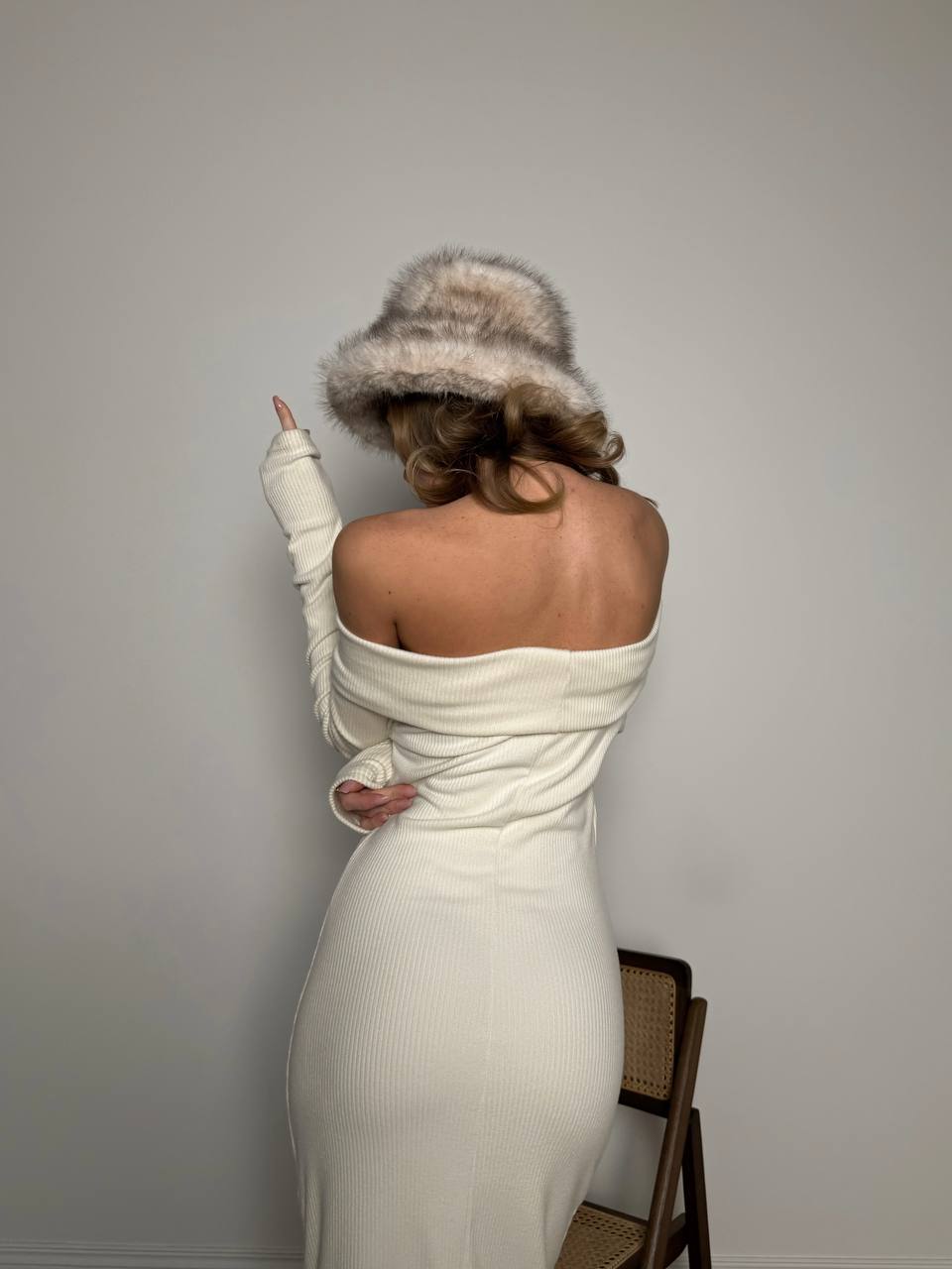 Тепла сукня максі зi спущеними плечима молочного кольору 35497