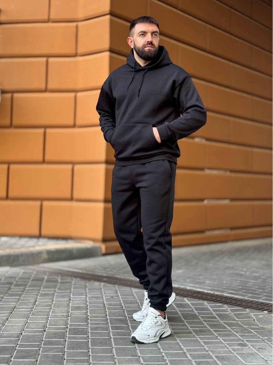 Теплый мужской костюм с капюшоном черного цвета 35749
