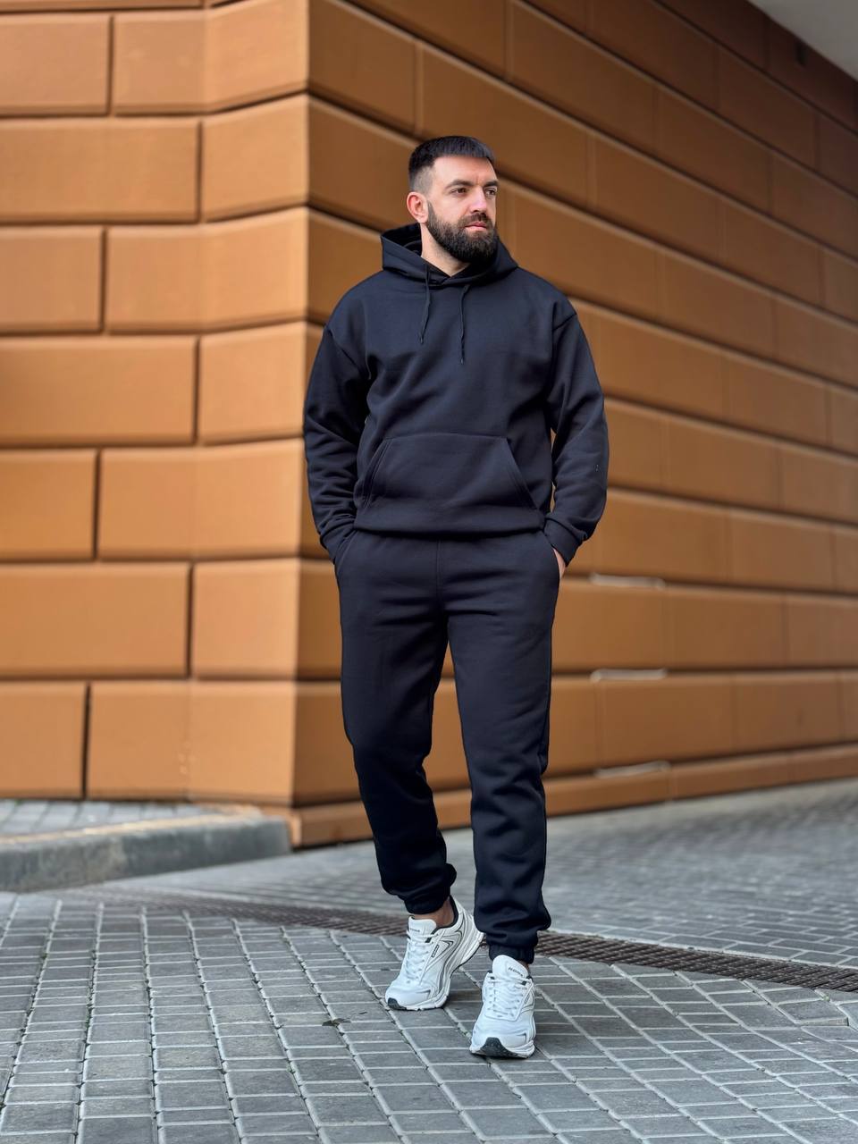 Теплый мужской костюм с капюшоном черного цвета 35749