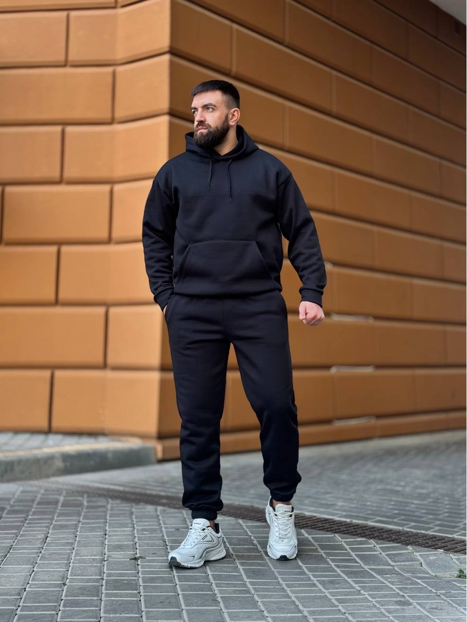 Теплый мужской костюм с капюшоном черного цвета 35749